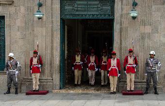 Changing of the guard-La Paz